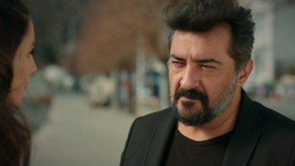 Susan le cuenta a Akif que está embarazada
