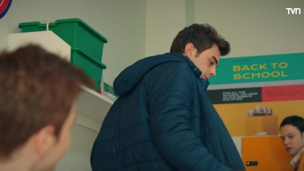 Los hermanos Eren asisten a un prestigioso colegio tras ser becados por Akif
