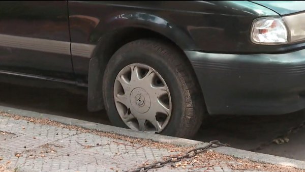 Delincuencia desatada: Vecinos encadenan sus autos a árboles para que no se los roben
