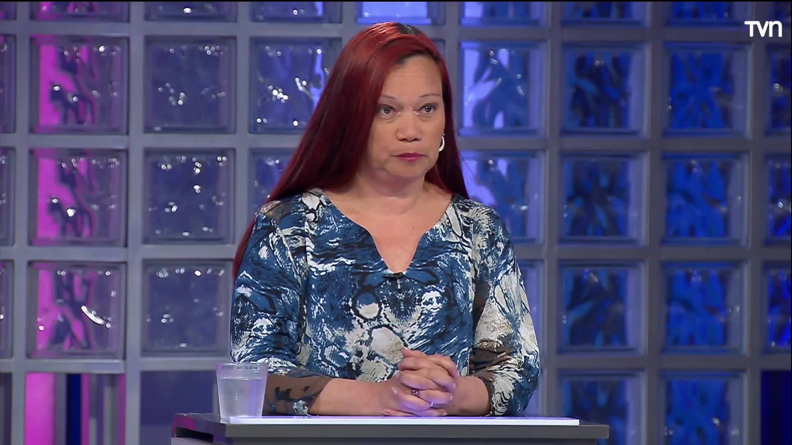 Demandado pide permiso a Carmen Gloria para cantar una canción
