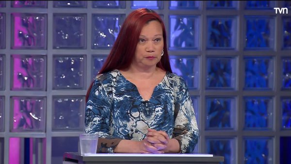 Demandado pide permiso a Carmen Gloria para cantar una canción
