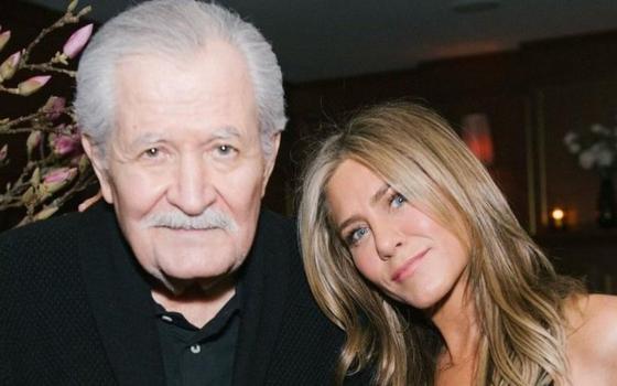 "Te amaré hasta el final de los tiempos": muere a los 89 años el padre de Jennifer Aniston

