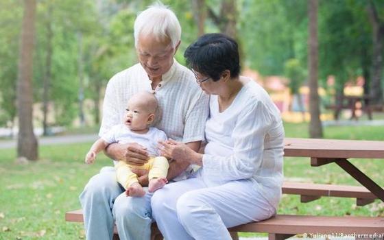 Una casa de ancianos en Japón “contrata” a bebés para animar a sus residentes
