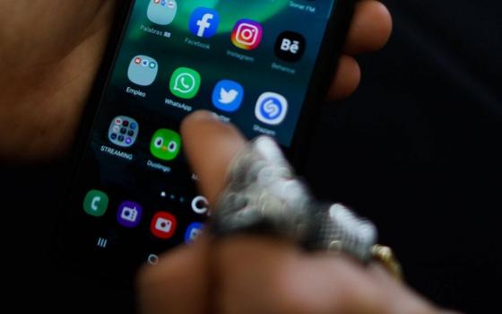 Expertos indican que la "papada" sería culpa del uso excesivo del celular

