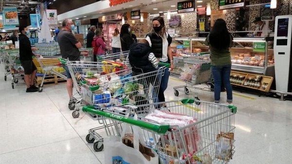 ¿Abren los supermercados este lunes feriado?
