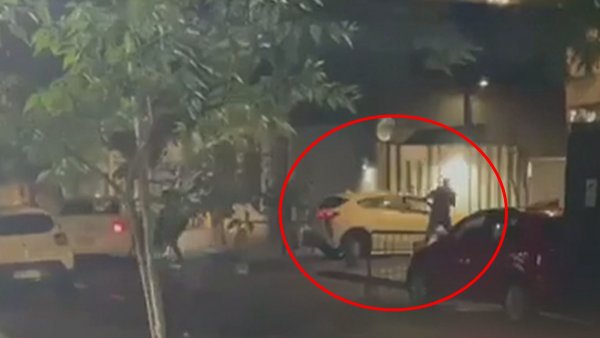 Encañonaron a pareja: delincuentes demoraron 57 segundos en realizar un violento portonazo
