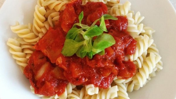 Joven sufrió amputación de ambas piernas tras comer fideos y sobras del día anterior
