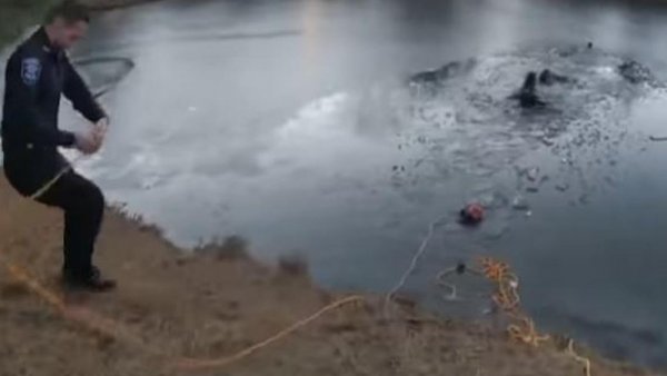 Video: niño de 9 años vive minutos de angustia tras caer a un lago congelado
