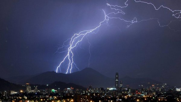 Alerta Temprana por tormentas eléctricas en 10 comunas de la R.M.
