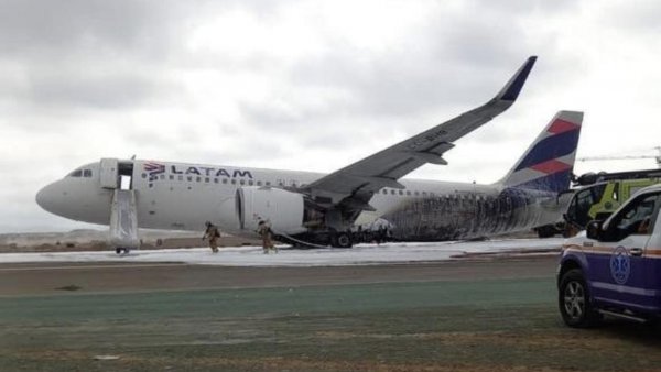 "Segundos antes de despegar, sentimos una colisión": el relato de pasajero de avión accidentado
