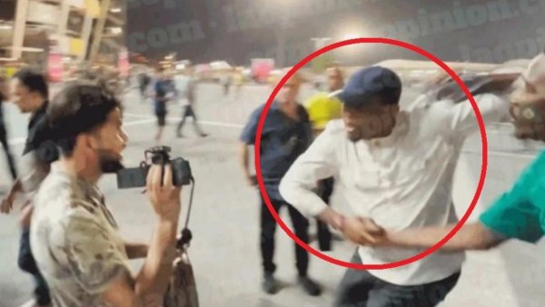 La terrible agresión de Samuel Eto'o a un hincha tras el partido de Brasil y Corea en el Mundial

