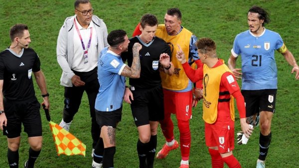 FIFA abre expedientes disciplinarios a Uruguay y cuatro de sus figuras tras incidentes en eliminación del Mundial
