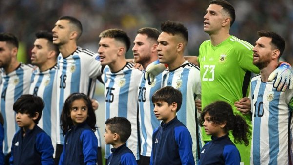 La razón de por qué los argentinos cantan el himno nacional abrazados
