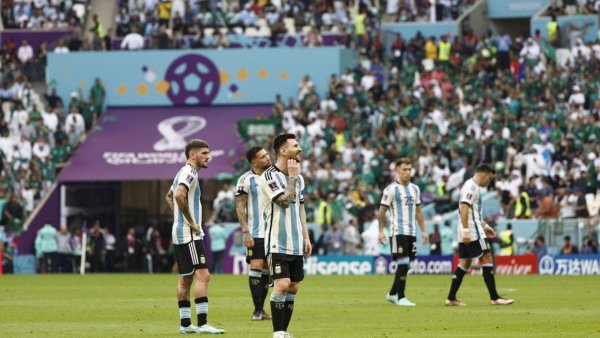 Periodista argentino que ninguneó a la Roja fue blanco de burlas de hinchas chilenos tras derrota
