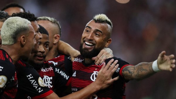 "Después de 17 años": El inesperado reencuentro de Arturo Vidal con un ex Colo Colo en Brasil
