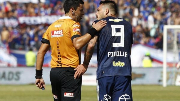 "Un asco": Mauricio Pinilla elige al peor árbitro que lo dirigió en un Superclásico
