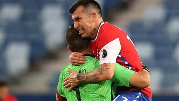 El mensaje de Bravo a Medel por sus 150 partidos con la Roja y la reacción del "Pitbull": "No será fácil ver otro guerrero como tú"
