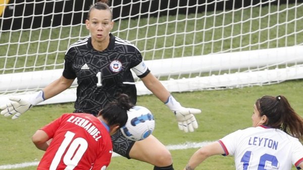 La Roja paga caro sus errores defensivos y tropieza en el debut por la Copa América
