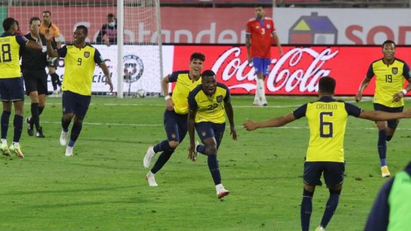 "¡Chile, no te vistas que no vas!": así reaccionó la prensa ecuatoriana al fallo de la FIFA
