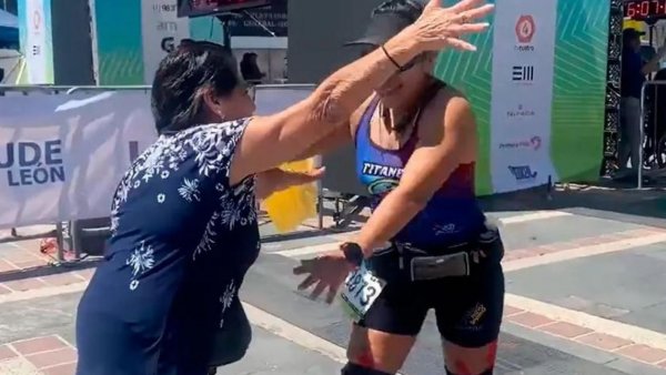 Enternecedoras imágenes: Madre esperó 6 horas a hija que acabó última en maratón
