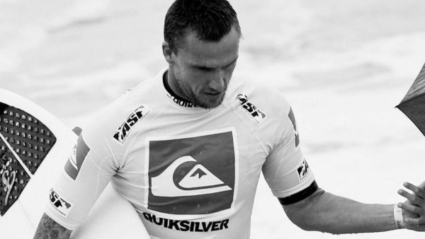 Trágica muerte: Leyenda del surf falleció tras recibir puñetazo afuera de un bar en Australia
