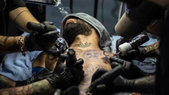 Arcángel pasó 8 horas anestesiado para homenajear a su hermano con tatuaje
