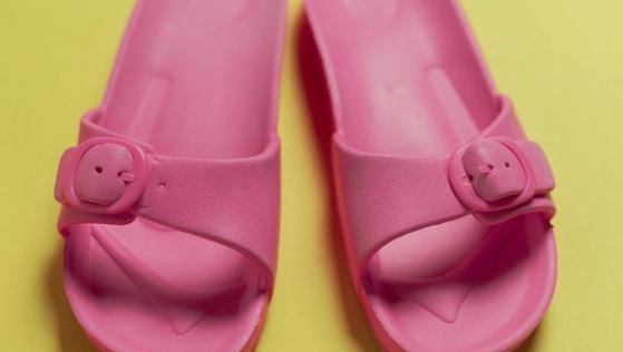 La sandalia: El pop de color que tu outfit necesita
