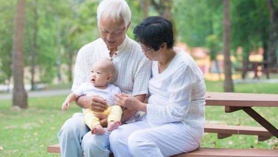 Una casa de ancianos en Japón “contrata” a bebés para animar a sus residentes
