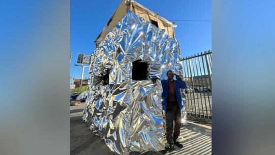 Puro ingenio: persona en situación de calle construyó casa de cartón de dos pisos y sorprendió en TikTok
