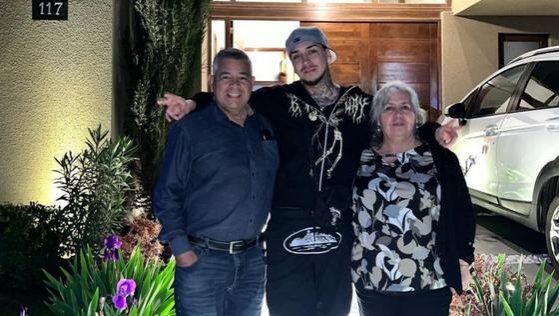 "Lo logramos": Young Cister cumple su sueño y le regala una casa a sus padres
