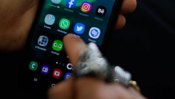 Expertos indican que la "papada" sería culpa del uso excesivo del celular
