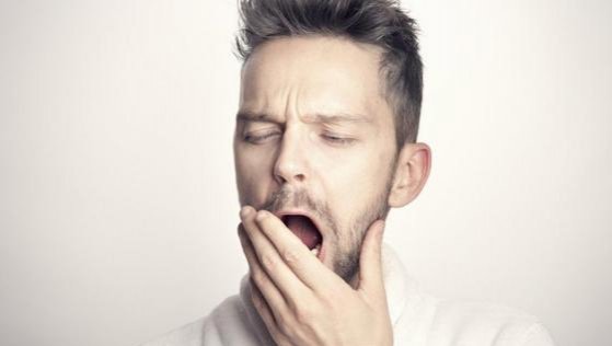 Dormir mal provoca comportamientos antisociales y egoístas en las personas, según estudio
