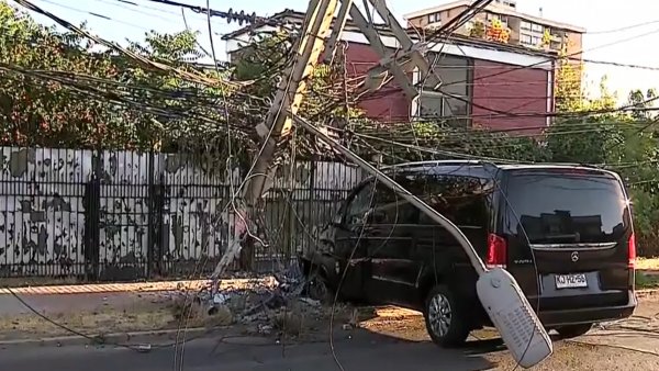 Reportan corte de luz en sectores de San Miguel y Pedro Aguirre Cerda tras choque
