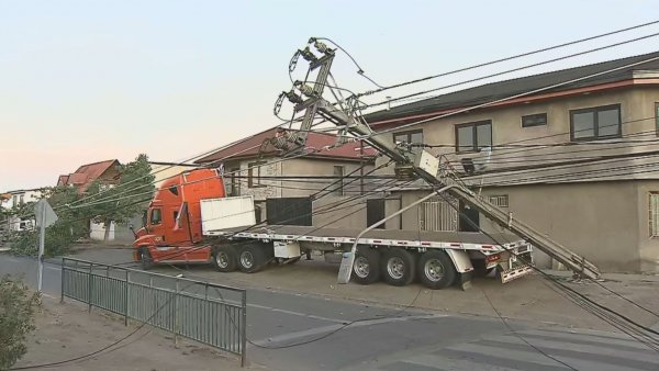 Camión arrasa con cables y bota varios postes de luz en San Joaquín
