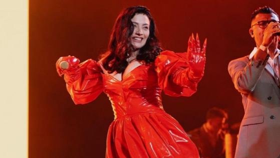 Mon Laferte recibe nacionalidad mexicana y entona himno nacional del país
