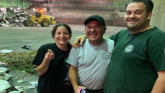 Prioridades: basureros de Nueva York rescatan anillo que una mujer tiró por descuido
