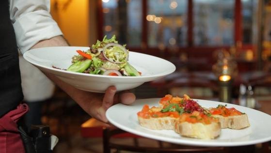 A su pareja se le olvidó su tarjeta 'otra vez' y lo dejó comiendo solo en restaurante
