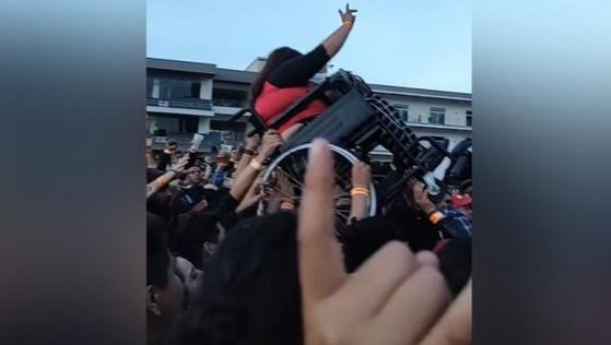 Inclusión: fanáticos cargan a joven en silla de ruedas para ver a Rammstein
