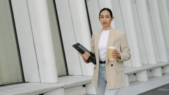 5 maneras de combinar mom jeans para un día de oficina
