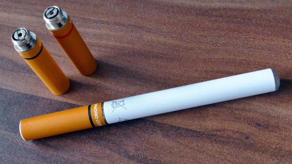 "No es un método para dejar de fumar": Los riesgos de los cigarrillos electrónicos
