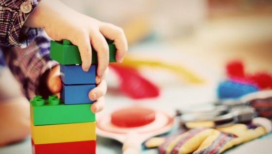 ¿Cómo hablar con los niños y niñas sobre la guerra? Experta recomiendaabordar el tema desde la imaginación y la solución de conflictos
