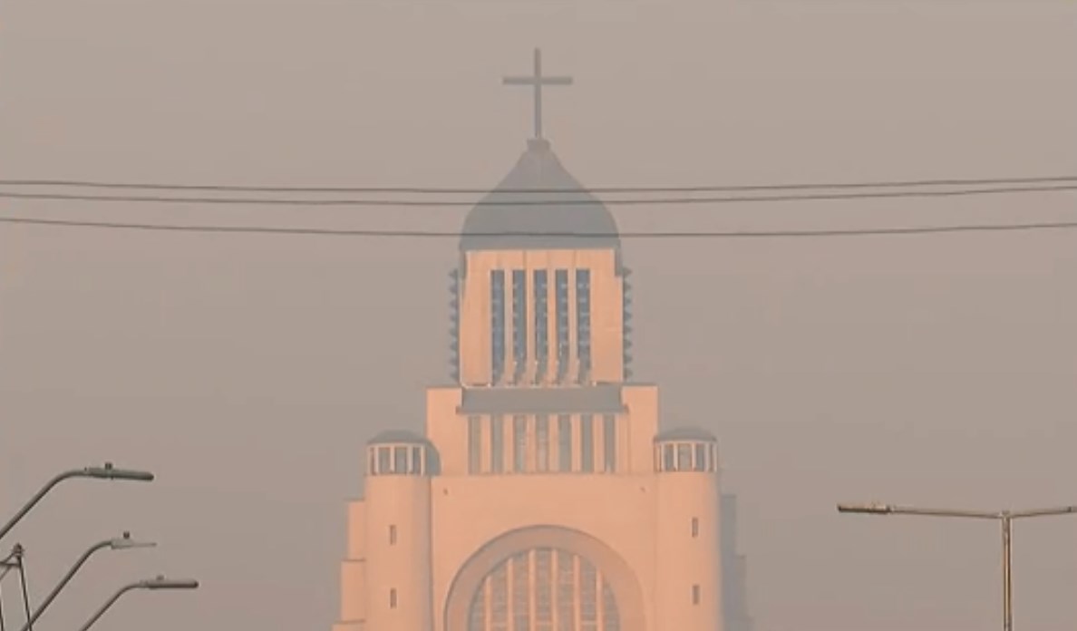 "Es algo nocivo": Recomiendan salir con mascarilla por densa capa de humo en Santiago
