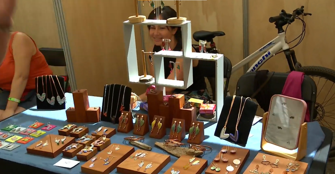 Las mejores opciones: Feria navideña en Paseo Bulnes tiene gran variedad de regalos
