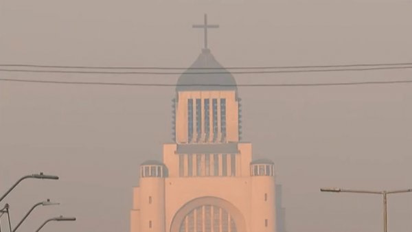 "Es algo nocivo": Recomiendan salir con mascarilla por densa capa de humo en Santiago
