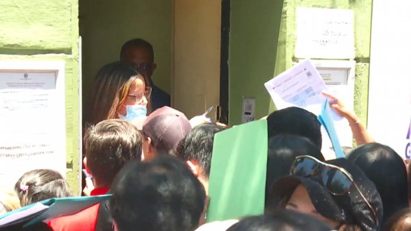 Vecinos molestos por largas filas fuera de sus casas
