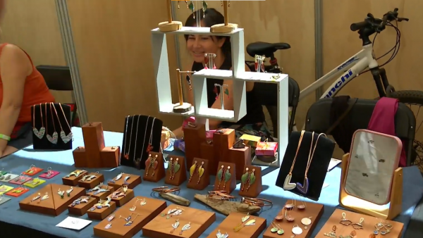 Las mejores opciones: Feria navideña en Paseo Bulnes tiene gran variedad de regalos
