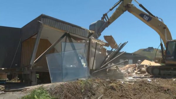 Alcalde de Navidad se refiere a la demolición de cabañas de lujo
