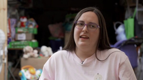 "Hoy se destaca": Conocemos a Constanza Moreira, una joven que ayuda a madres solteras
