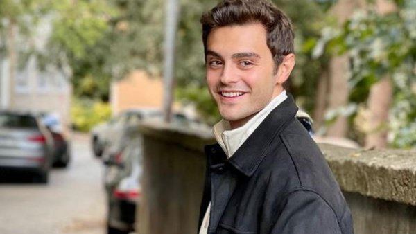"Nos seguiremos viendo el 2023": el saludo que actor de Todo por mi familia envió a seguidores chilenos
