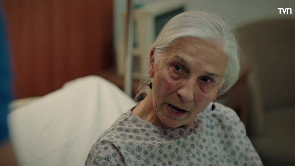 Omer le ruega a Sevgi que tome el tratamiento contra el cáncer

